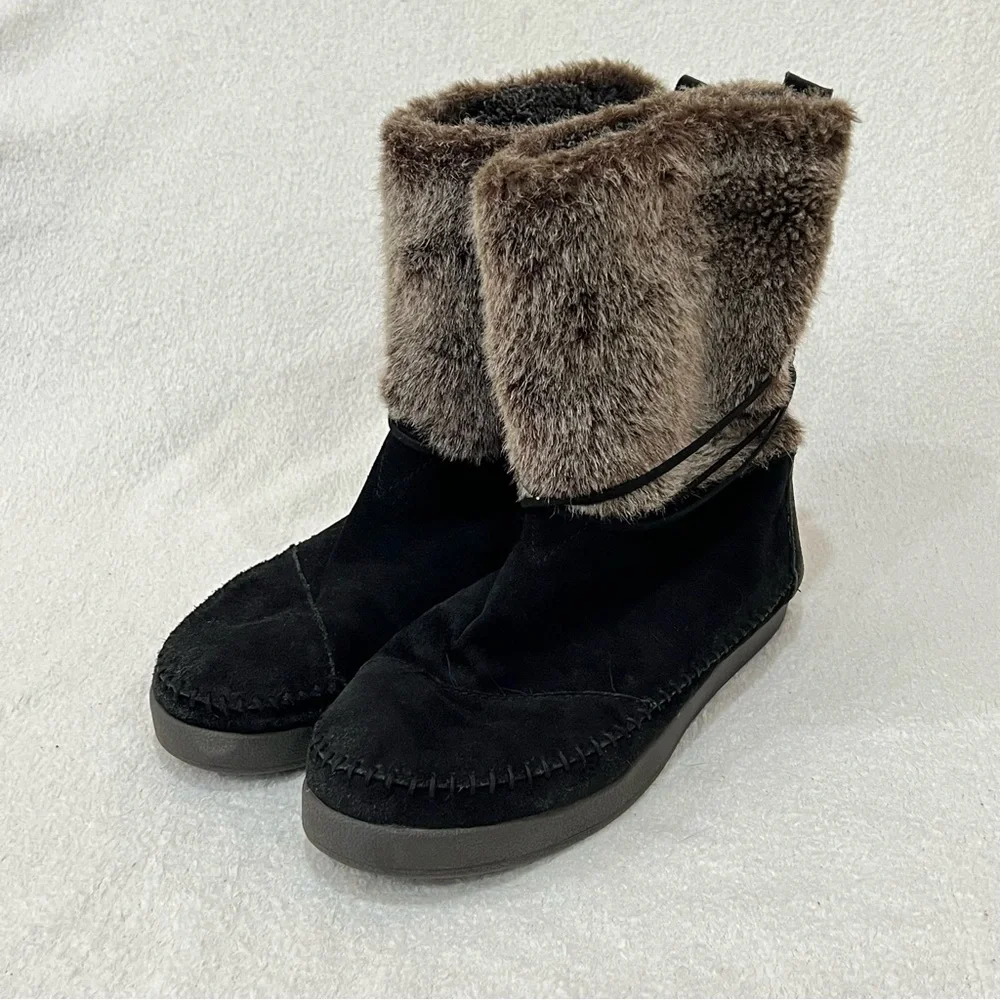 TOMS Nepal Black Suede Faux Fur Moccasin Boot Size 10